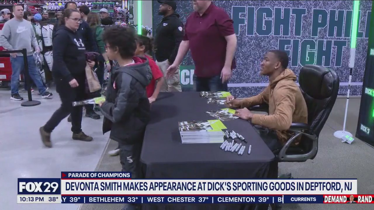 Nearly a thousand wait in line for autograph from DeVonta Smith