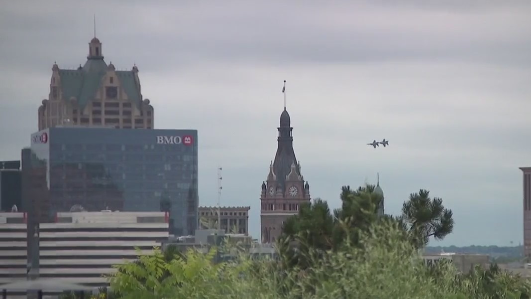 Navy's Blue Angels back in Milwaukee