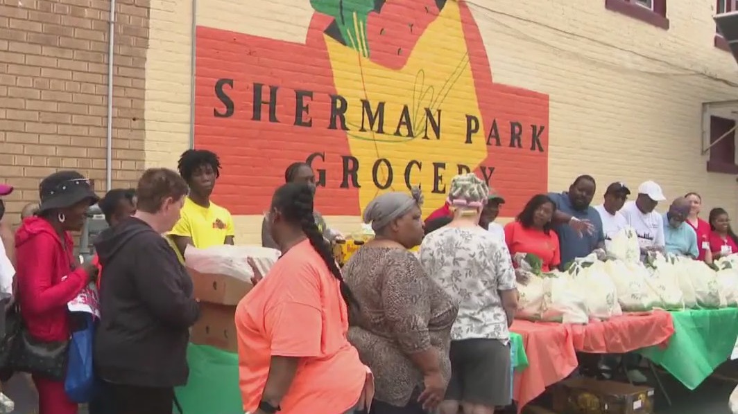 Grocery giveaway feeds hundreds