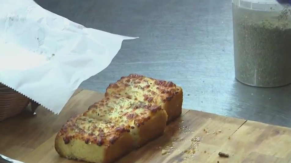 Mia?s famous garlic bread