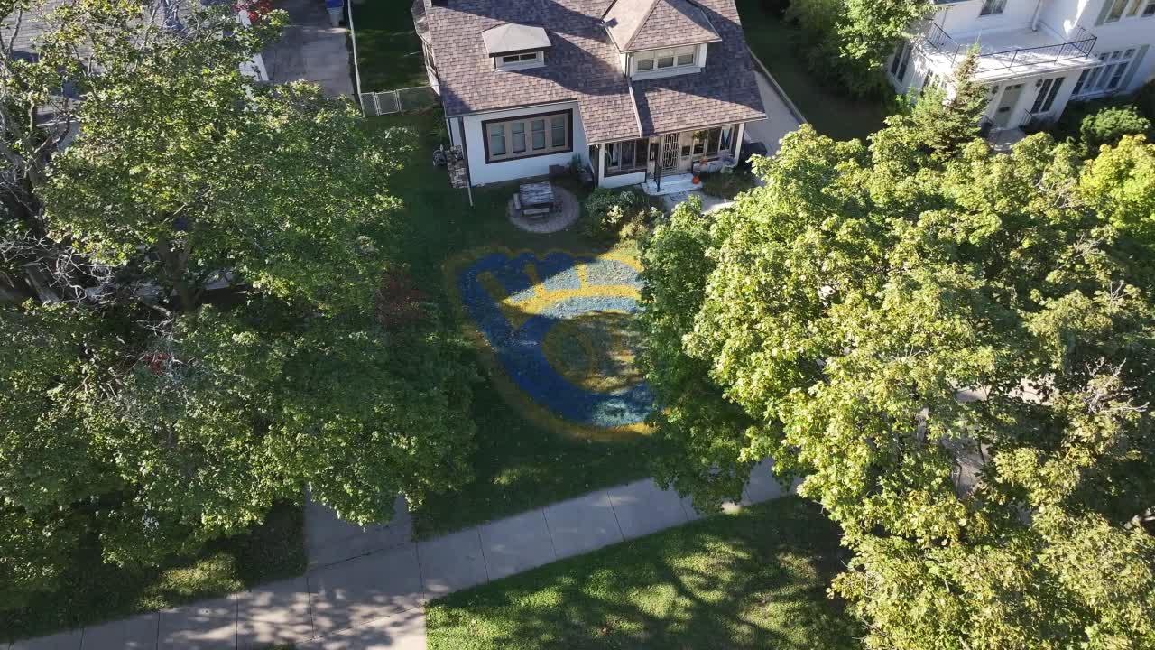 Brewers fan's lawn decked out with giant team logo