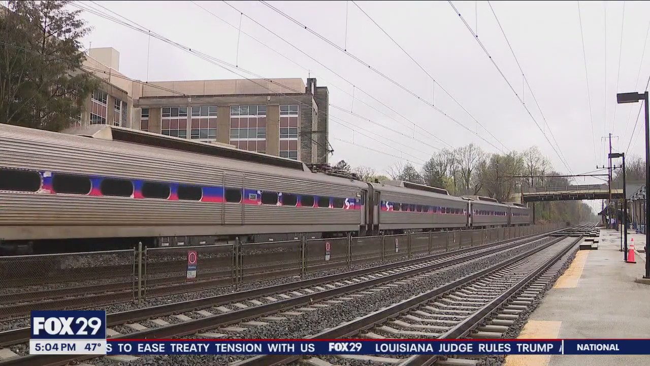 Philly lawmakers join SEPTA riders, employees in rally against cuts