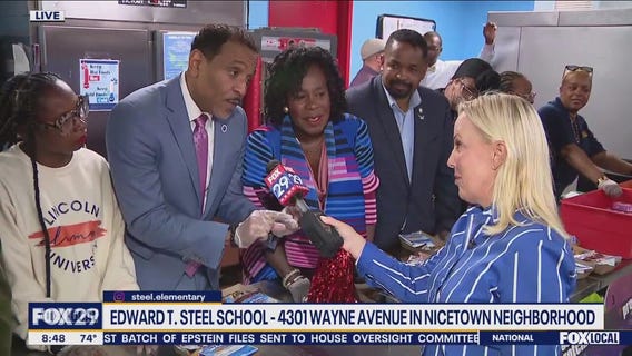 Mayor Parker Joins Superintendent Watlington To Serve School Breakfast