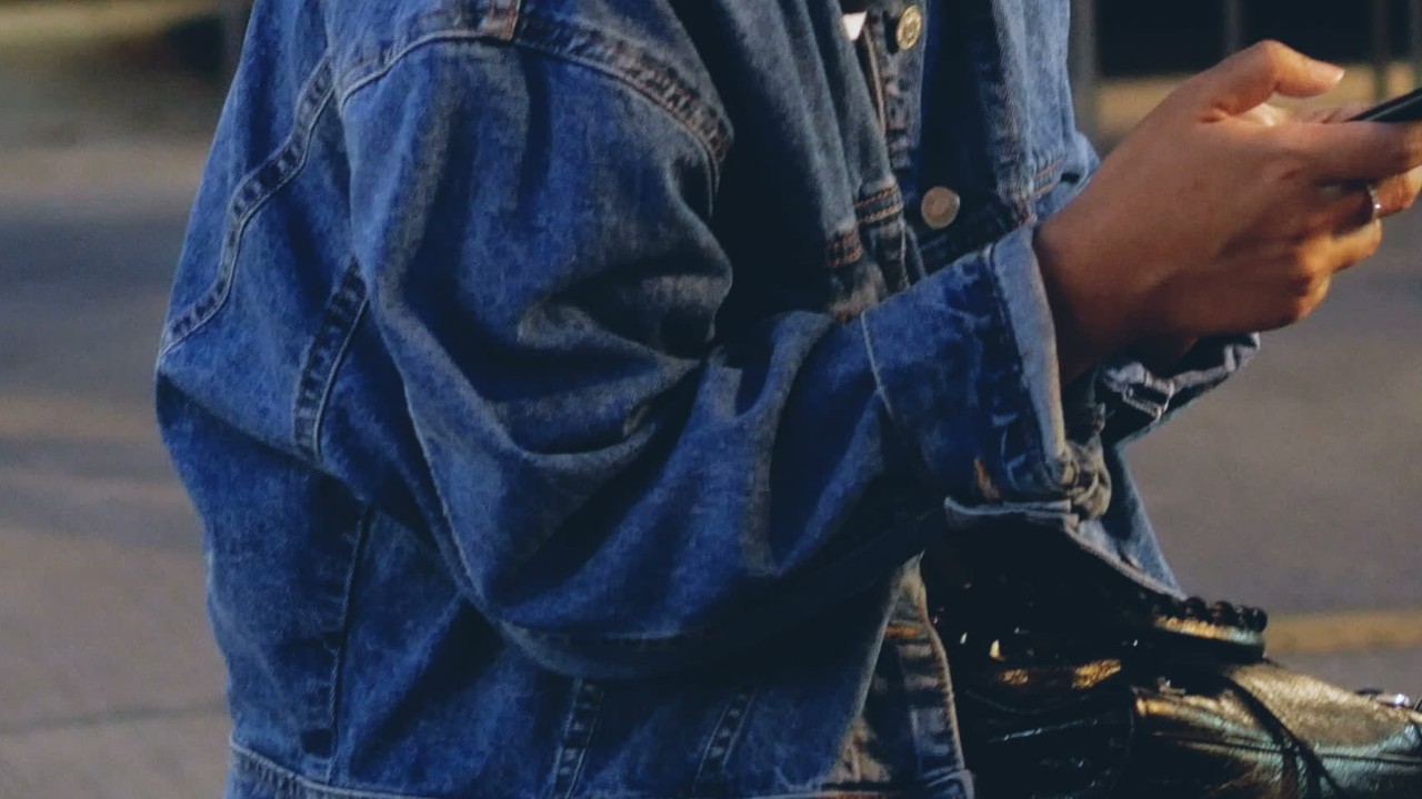 Woman calls out sister for fake Instagram hiking photos, goes viral