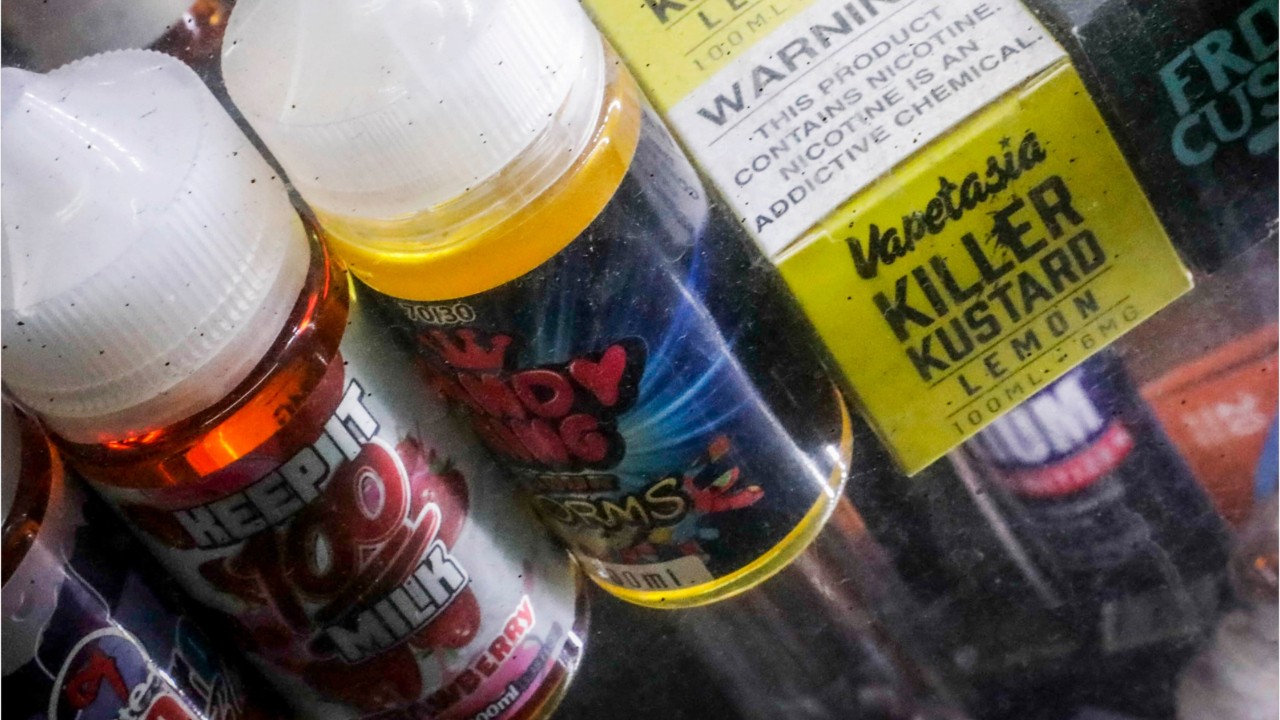 US health officials will ban most flavored e-cigarettes