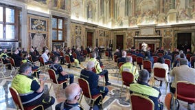 Pope hails Italian doctors, nurses as heroes at Vatican