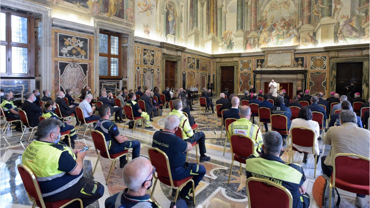 Pope hails Italian doctors, nurses as heroes at Vatican