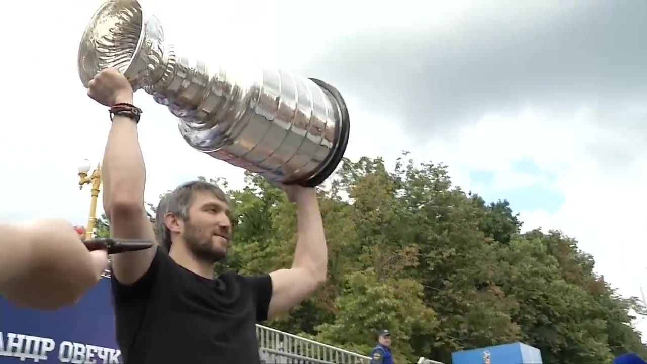 Alex Ovechkin shares Stanley Cup with World Cup fans in Russia