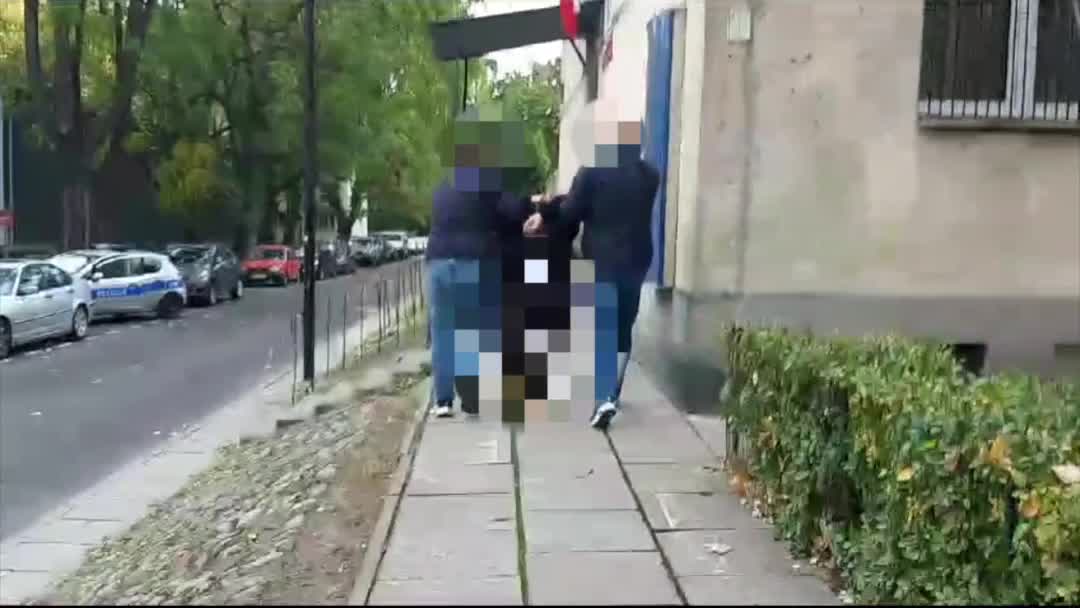 Police arrest man who posed as store mannequin, robbed shopping center