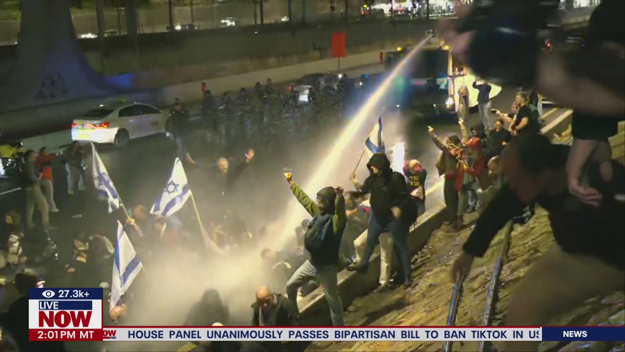 Thousands of Israeli protestors clash with police