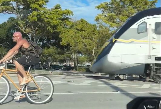 Florida cyclist narrowly misses train