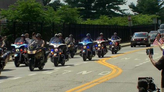 Sen. McCain motorcade arrives at Naval Academy