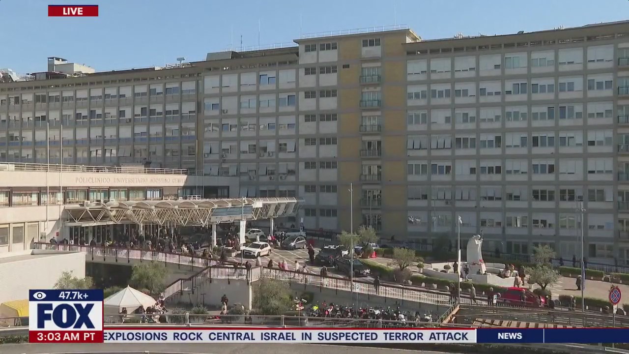 Pope marks a week in hospital with pneumonia