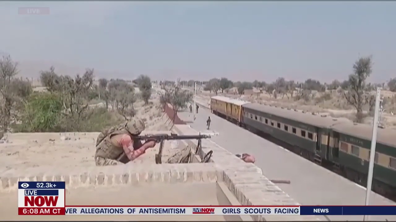 Pakistani security free hostages on hijacked train