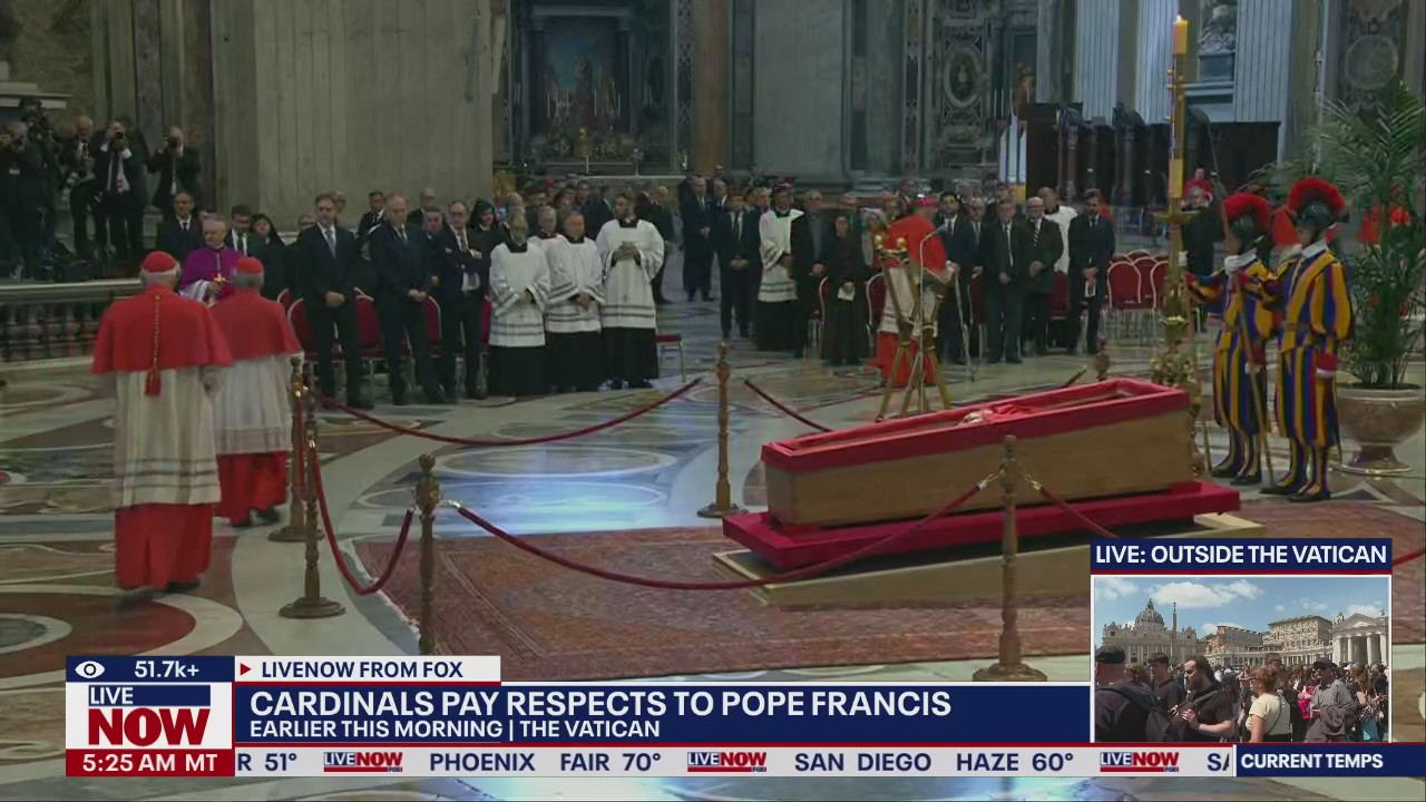 Cardinals and public pay respects to Pope Francis