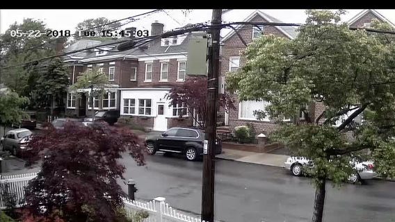 Thug throws 2 elderly women to ground in robbery