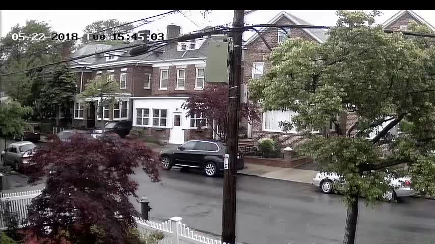 Thug throws 2 elderly women to ground in robbery