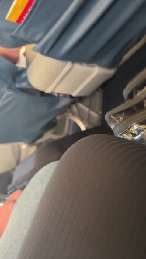 Pilot debriefs passengers after narrowly avoiding mid-air collision with military bomber