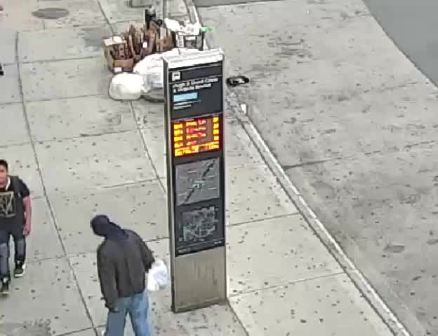 Video: Man knocked unconscious in violent robbery