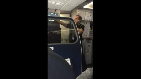 Hilarious flight attendant tells joke on delayed flight