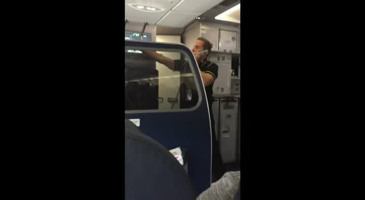 Hilarious flight attendant tells joke on delayed flight