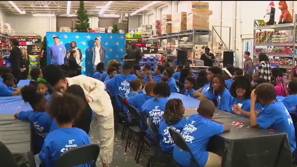 Magic players Christmas shop with kids