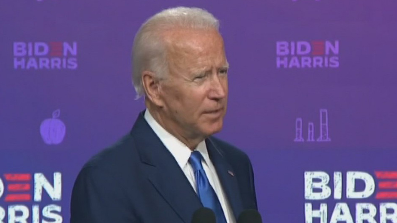 Polls show White House race tightening