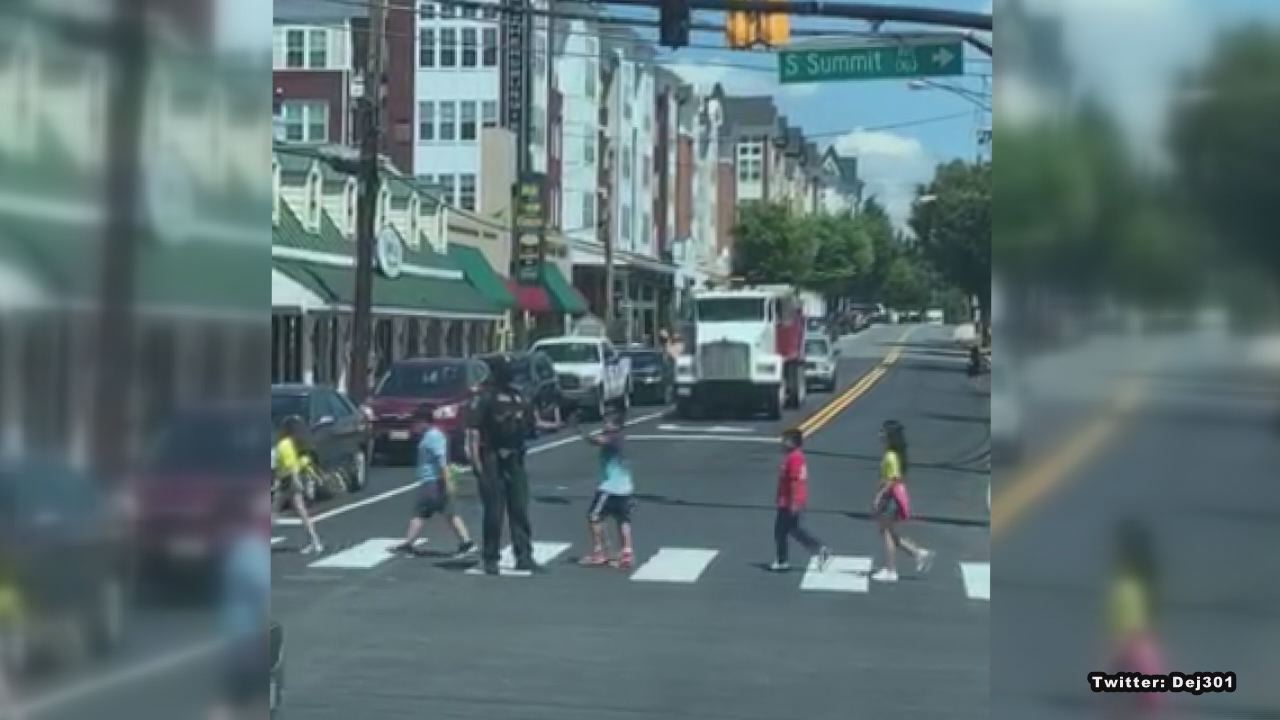 Montgomery County officer seen high-fiving elementary kids at crosswalk