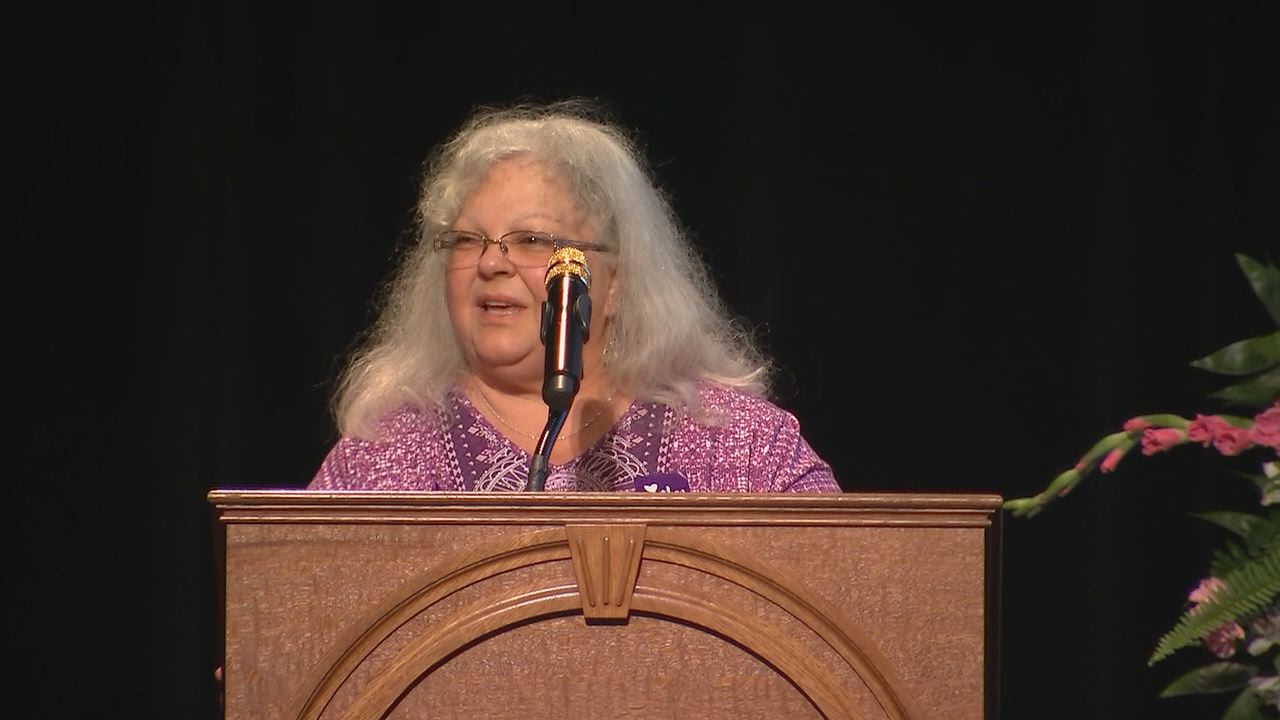Charlottesville: Mother of Heather Heyer delivers emotional speech at memorial service