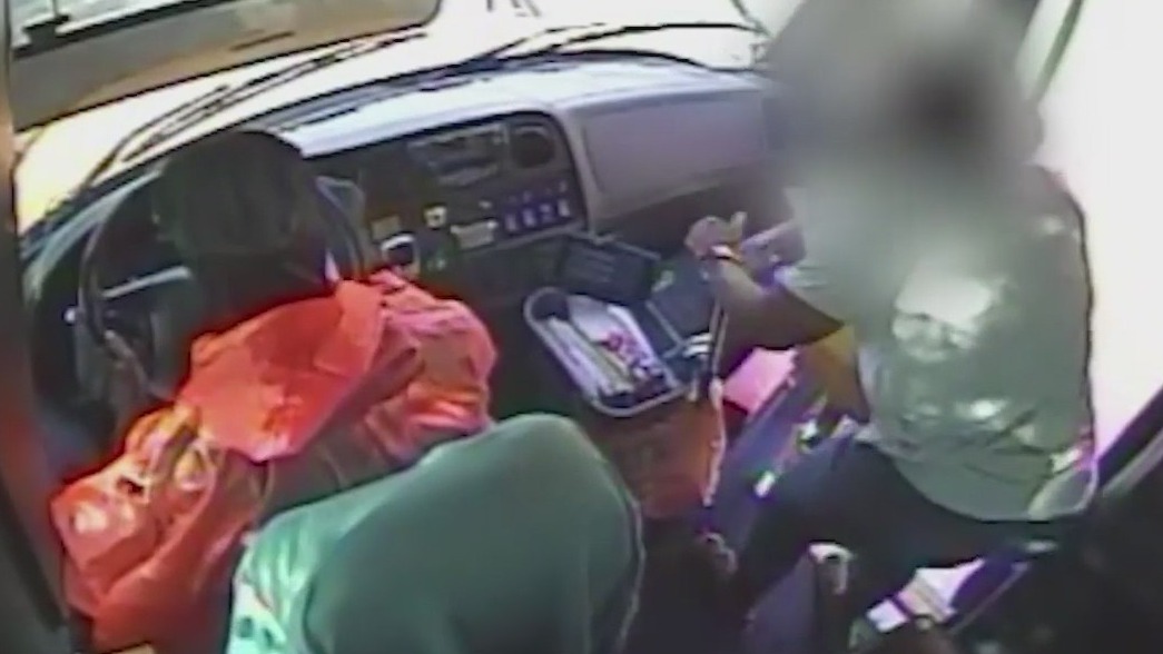 Florida man fleeing from deputies, attempts to steal school bus