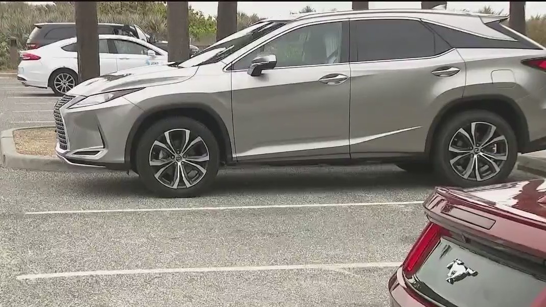 If you're not a resident, you'll have to pay a fee to park at Satellite Beach