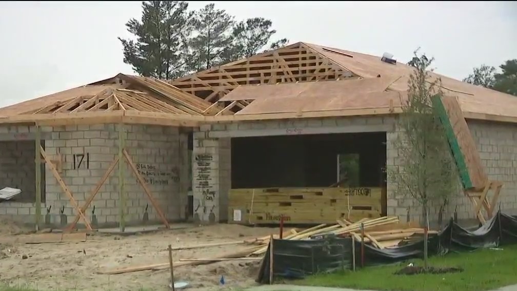 Officials: Worker dies after falling off roof