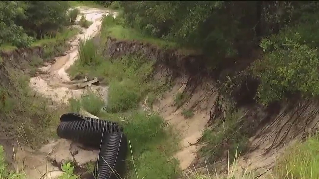 Residents say giant hole is getting bigger