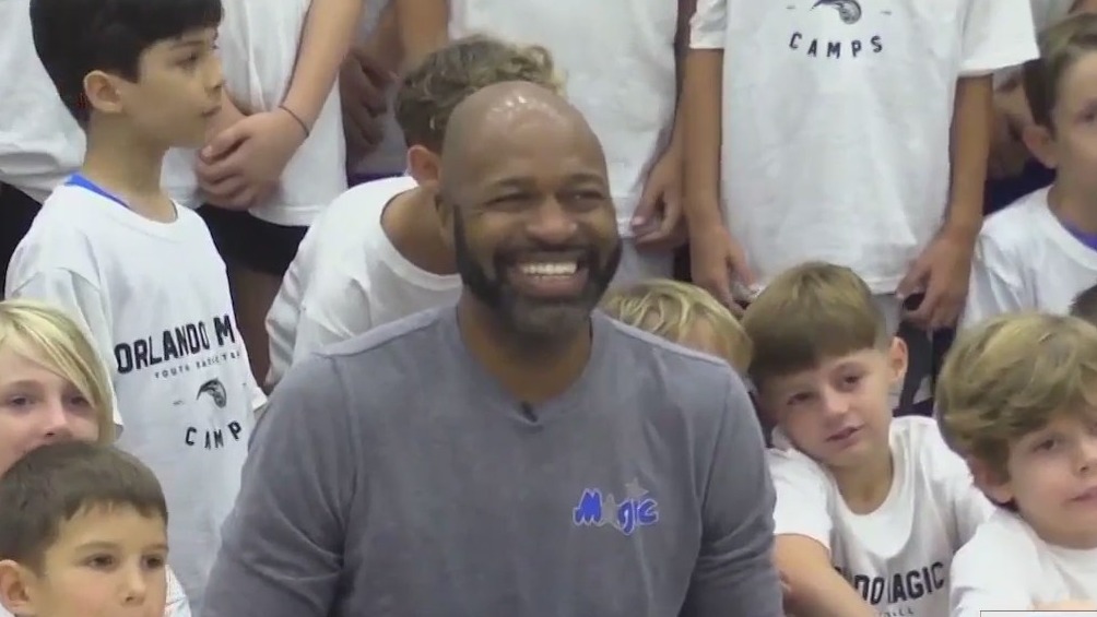 Jamah Mosley visits kids at basketball camp