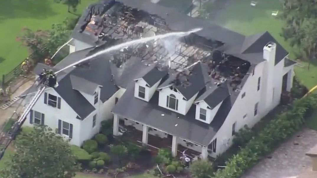 Massive fire destroys large Florida home