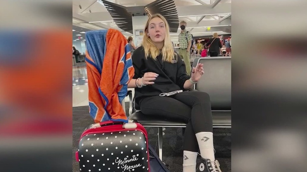 Airline left teen alone for hours, mom says