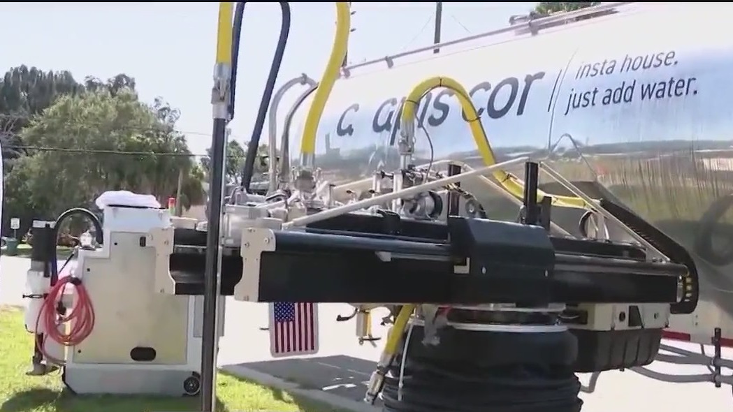 Robots building 3-D printed homes in Florida