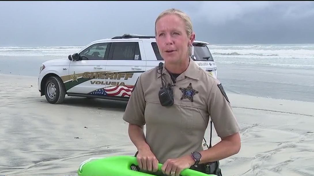 Deputy saves boogie boarders