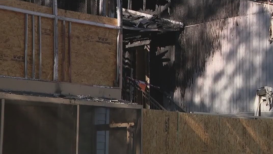 Father saves daughter from apartment fire