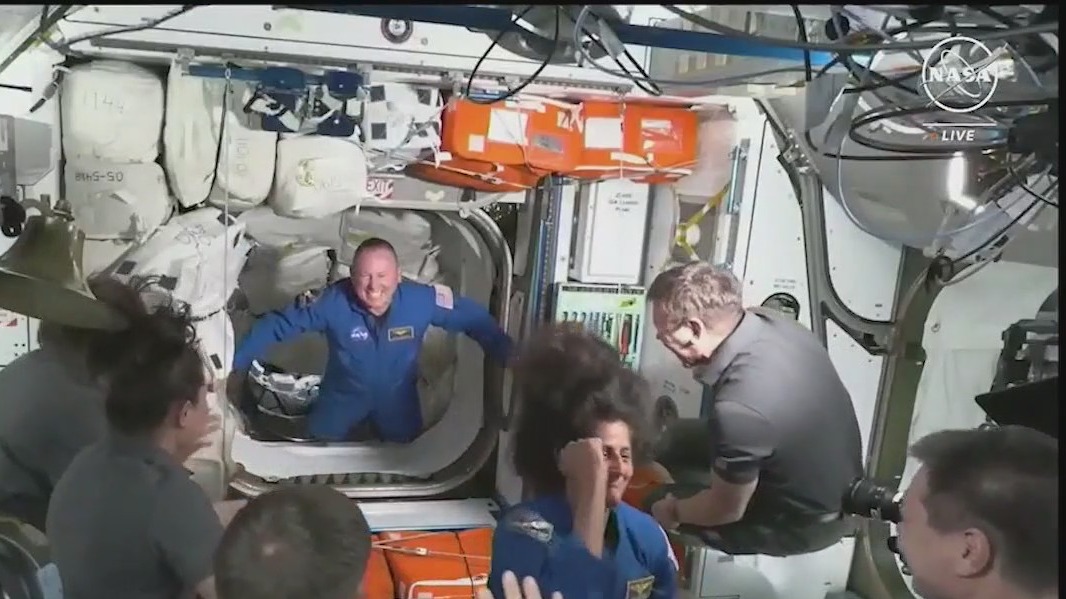 Astronauts land at ISS despite helium leaks