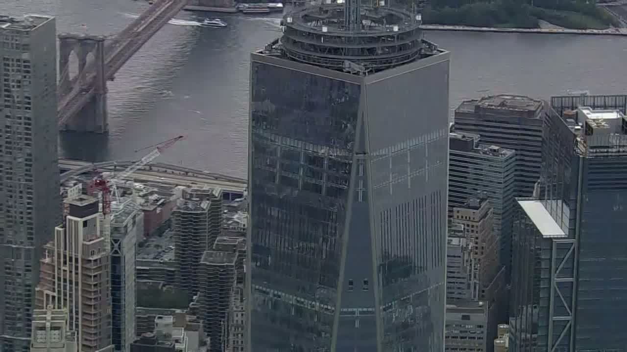 Window washers clean 1 WTC