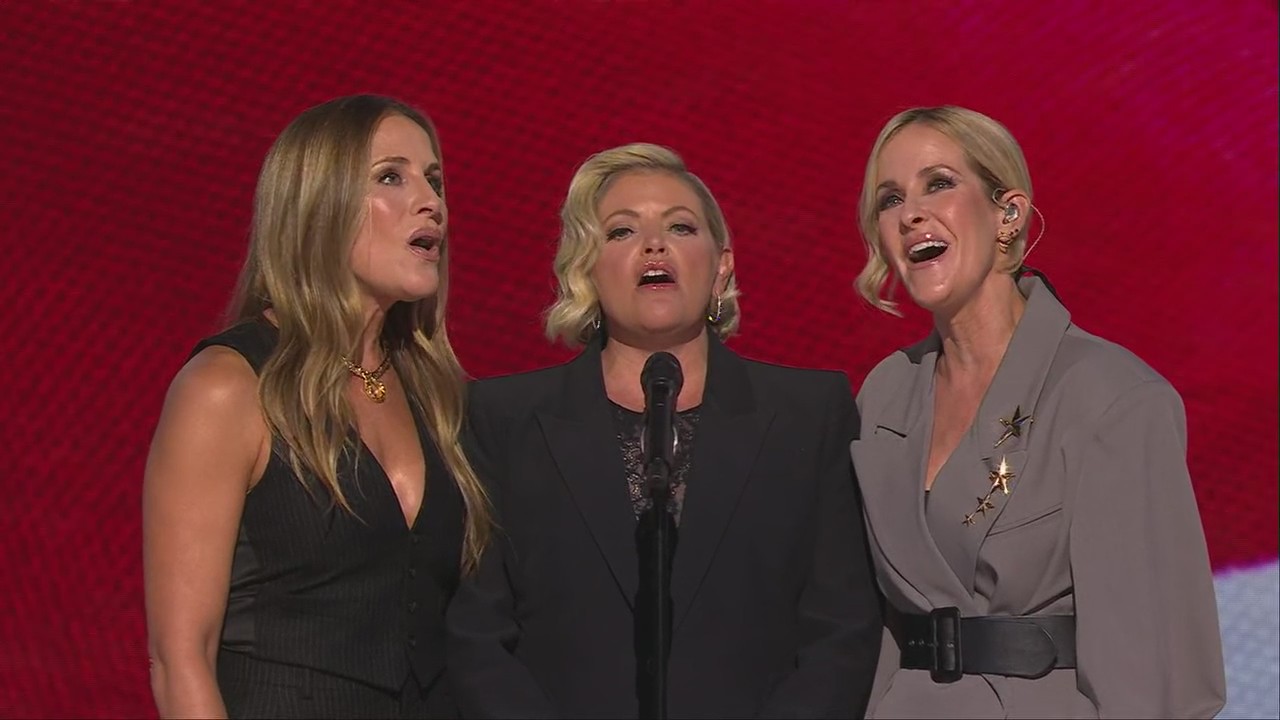 The Chicks kept it a capella for National Anthem