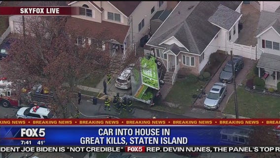 Delivery truck crashes into SI house