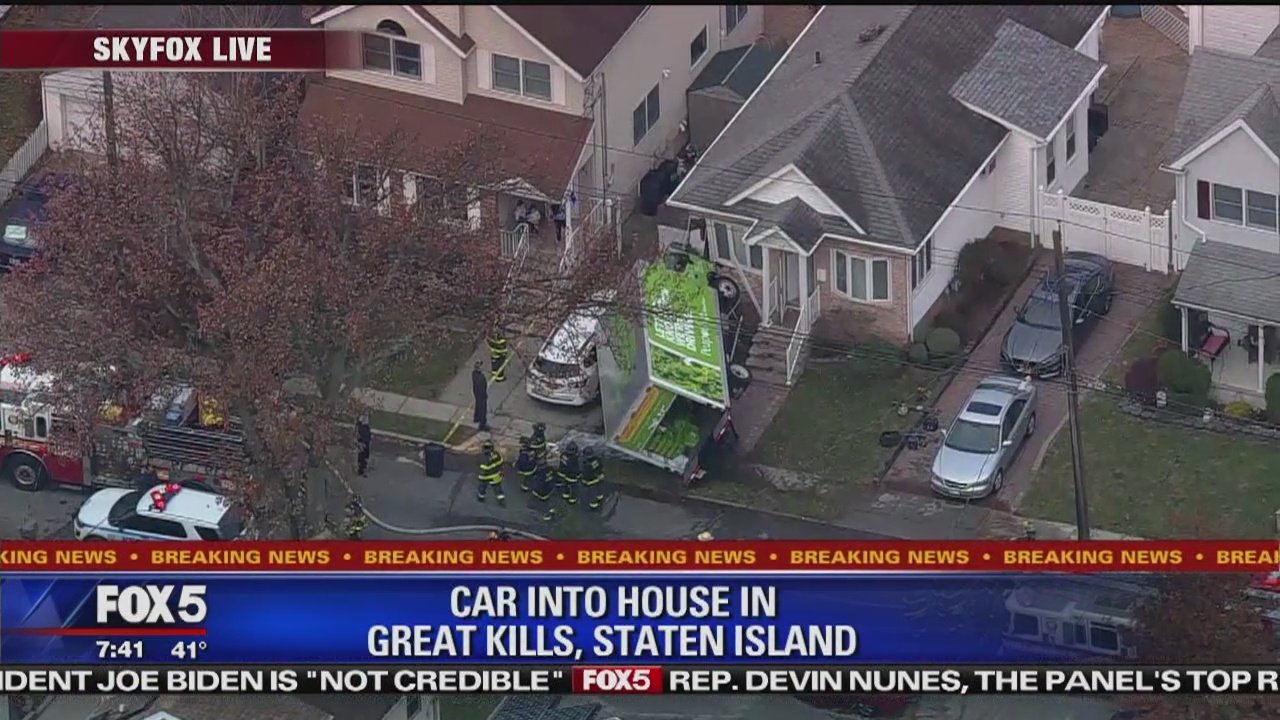 Delivery truck crashes into SI house