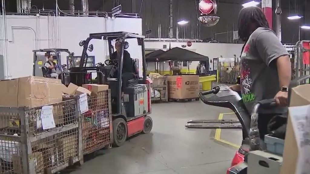 USPS facility races to handle holiday rush | FOX 51 Gainesville