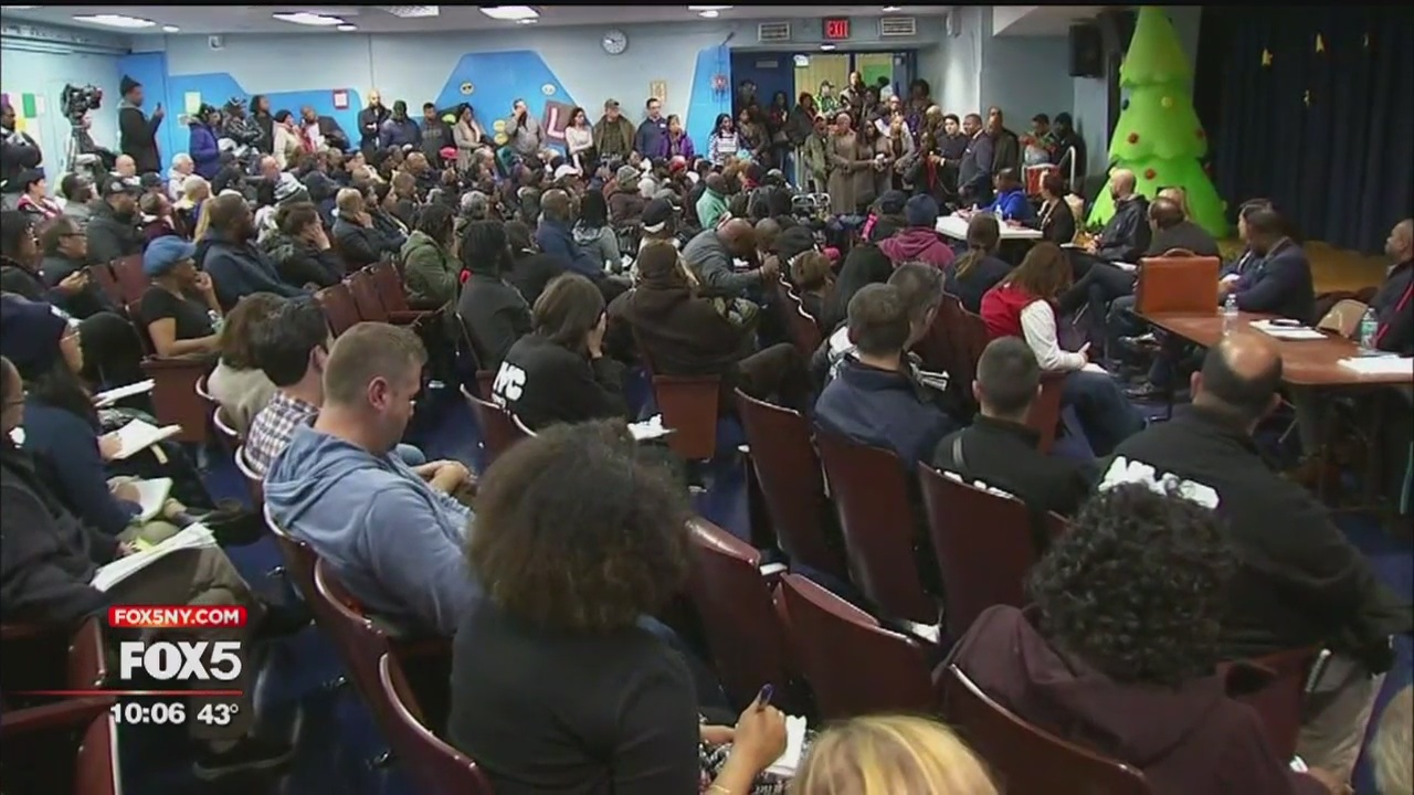 Queens resiednts grill city officials over response to Queens sewage spill