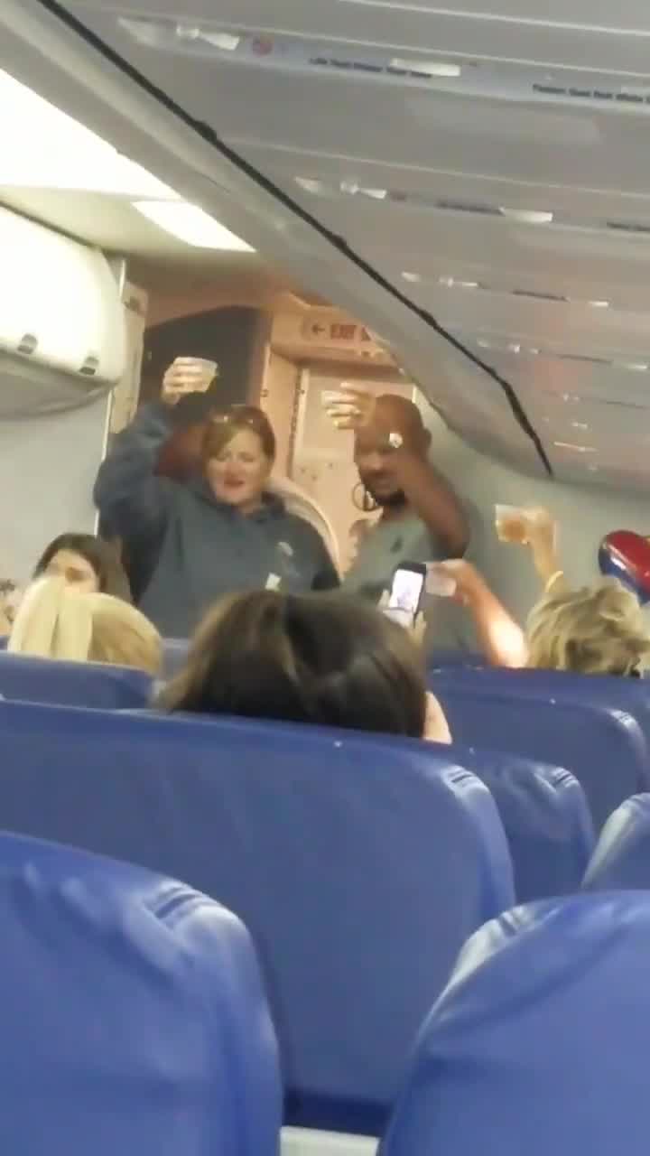 Couple exchanges vows on flight after officiant forgets to sign marriage certificate