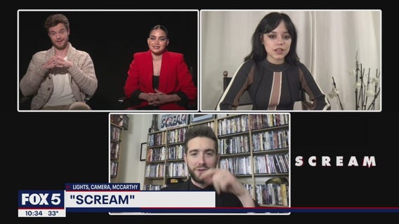 Kevin talks with the cast of 'Scream'