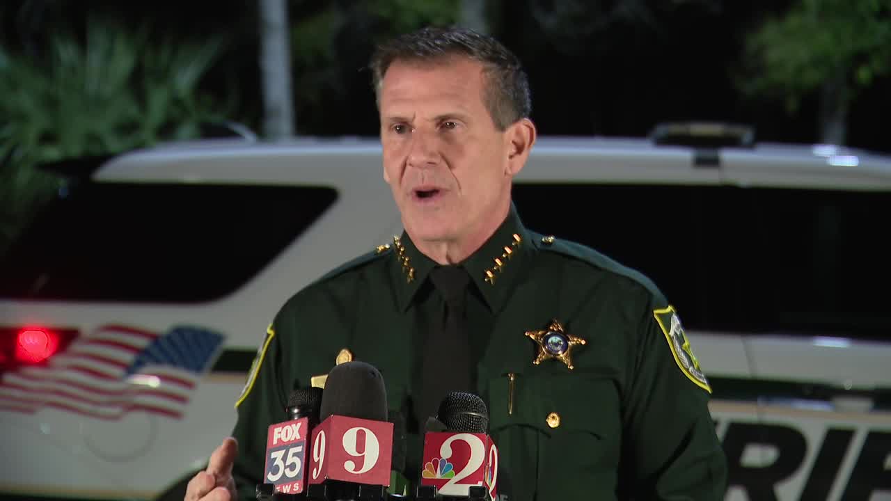 Orange County deputies shoot man armed with knife | Full update