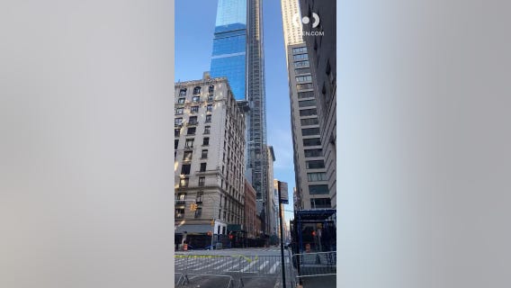 Ice falls from buildings in Midtowm